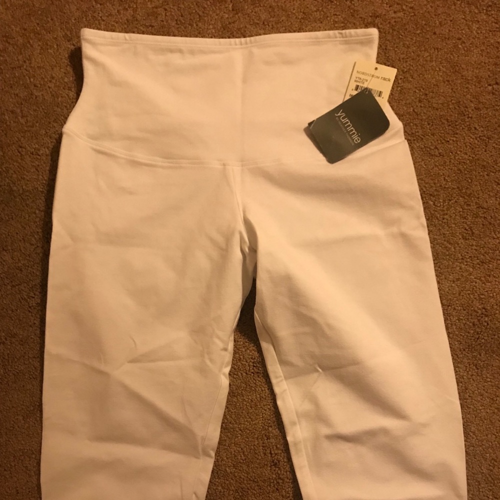 Yummie by Heather Thomson white Capri leggings